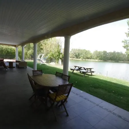 Maison Au Bord Du Avec Piscine Chauffee *